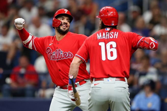 霍尔庆祝本季首轰。（路透）