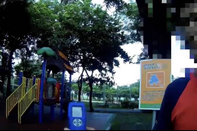 李男骑车进公园，被员警逮到酒驾。（翻摄照片／高雄洪靖宜传真）