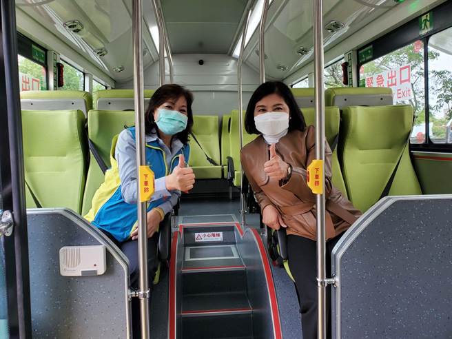 云林县府2018年起推动「云林县市区公车免费乘车措施计画」，持用电子票证，且上下车均有正常刷卡纪录者，皆享无搭乘次数限制免费搭乘，鼓励民眾熟悉使用公共运输，右为县长张丽善。（周丽兰摄）