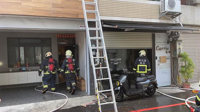 消防员铺设水线进入火宅抢救。（民眾提供／孙英哲彰化传真）