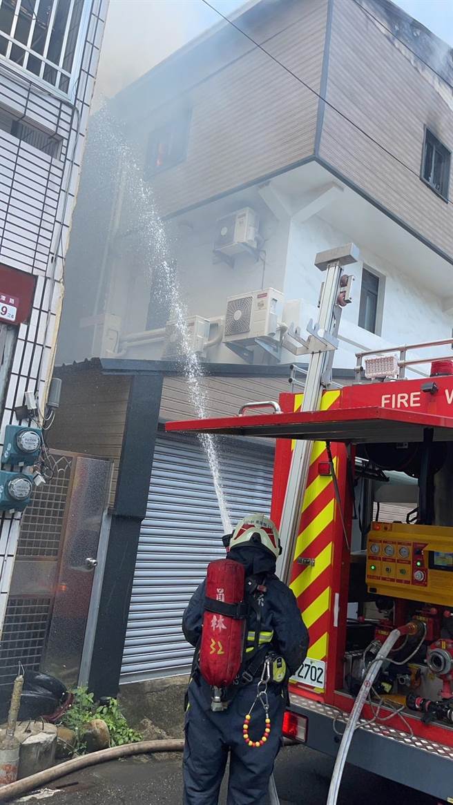 消防员铺设水线进入火宅抢救。（民眾提供／孙英哲彰化传真）