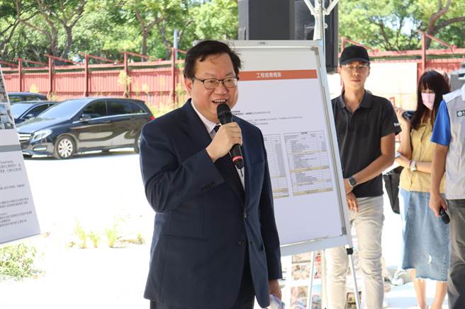 行政院副院长郑文灿7日到新竹县视察，针对TPASS需标注行政院，他认为方案必须要完整揭露。（邱立雅摄）