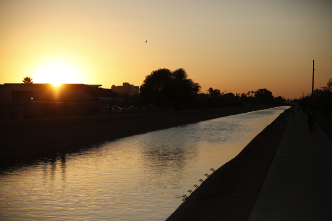 科学家几个月来一直警告，人为造成的气候变迁，主要由燃烧煤炭、天然气和石油等化石燃料引起，导致大气层变暖和，2023年可能会出现创纪录高温。他们还指出，让海水变暖的圣婴现象（El Nino）正在取代反圣婴现象（La Nina），今年北大西洋水温已经创新高。(图/美联社)