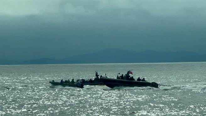 海巡署特勤快艇強力驅趕越界捕魚的大陸漁船。（馬祖海巡隊提供）