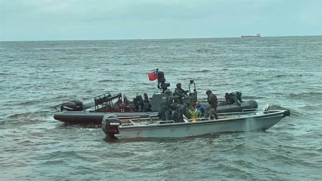 海巡特勤人員押捕4名非法越界的大陸漁工。（馬祖海巡隊提供）