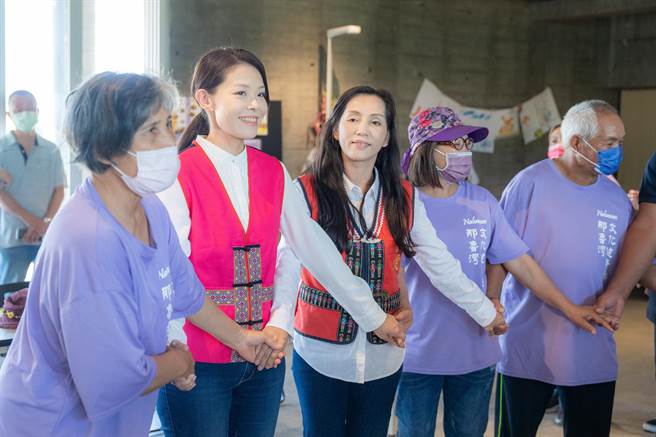 新竹市长高虹安7日赴那鲁湾文化健康站，练习原住民丰年祭舞蹈。（新竹市政府提供／王惠慧新竹传真）