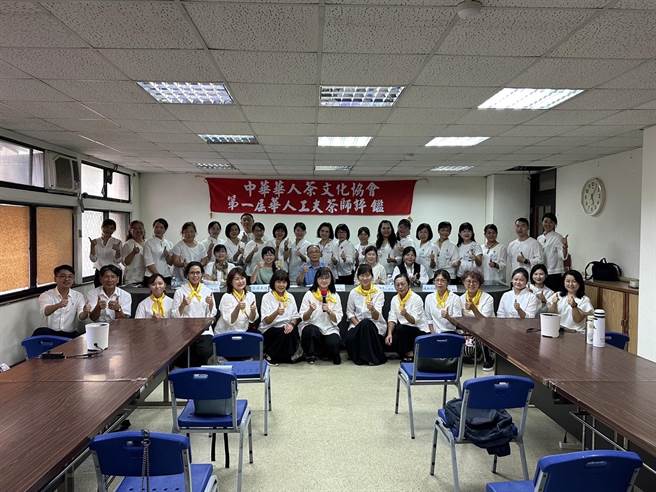 中华华人茶文化协会昨天在台中市国民党党部举办首届「华人工夫茶师评鑑」。（中华华人茶文化协会提供／张亦惠台中传真）