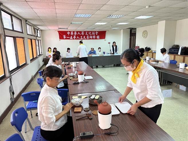茶人除了参加笔试外，还需参加术科考，透过壶泡与盖碗泡二种泡法展现工夫茶艺。（中华华人茶文化协会提供／张亦惠台中传真）