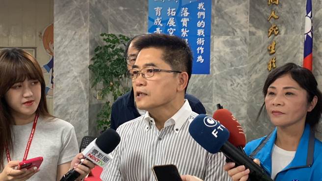 ▲国民党秘书长黄健庭针对「换侯」表示确实有听到传闻，但本周三并没有相关动作，会持续观察。针对「拔朱」应是少数人的幻想，党章规定党主席一任就是4年，不可能换人。（徐佑升摄）