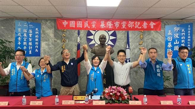 ▲原亲民党籍的基隆市议员郭美秀（中）于7日宣布重回「娘家」国民党，国民党秘书长黄健庭（右三）也特别出席庆贺。（徐佑升摄）