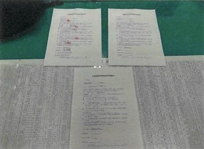 警方查扣虛擬貨幣買賣契約等證物。（翻攝照片／林郁平台北傳真）