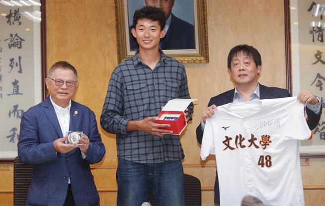 林振瑋（中）贈送簽名球和球衣給文化大學校長王子奇（右）、文大董事彭誠浩。（季志翔攝）
