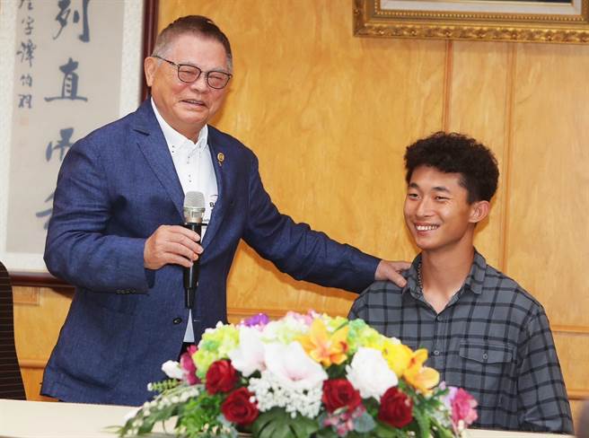 文化大學董事彭誠浩（左）勉勵加盟紅雀隊的林振瑋。（季志翔攝）
