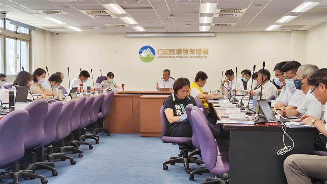 為滿足能源需求，台電擬在現有的「基隆市協和重油電廠」汰換成「燃氣發電廠」並設置第四天然氣接收站，但因涉及填海造陸、生態等爭議，日前審查時遭環團打斷，今天再次召開第5次延續會議。（林良齊攝）