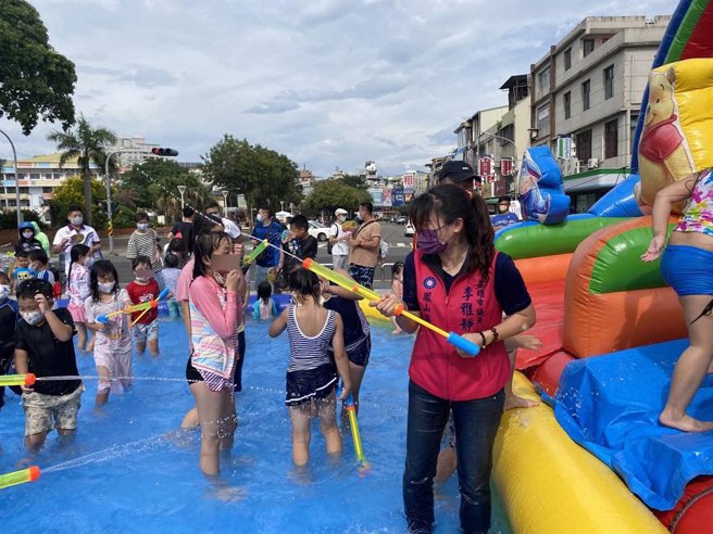 高市议员李雅静与高雄市从善公益协会、凤山西区扶轮社将于7月9日在凤山区黄埔新村举办第五届「凤邑爱出发 生活心动力」关怀社区活动。（李雅静提供／洪浩轩高雄传真）