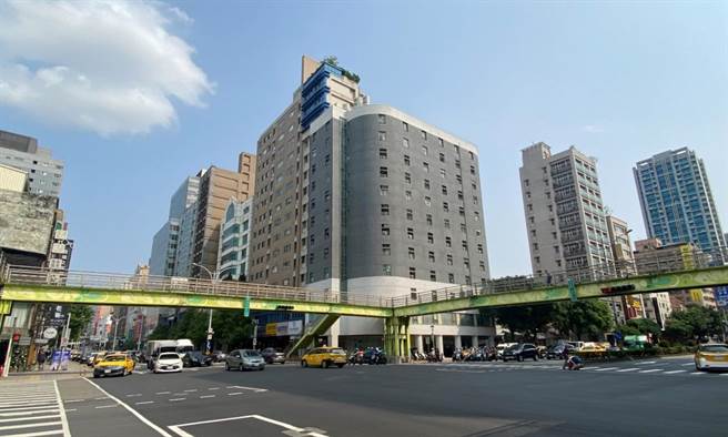 位在承德路与南京西路交岔口的人行天桥，即将于8日封闭、13日启动拆除作业。（北市新工处提供／丁上程台北传真）