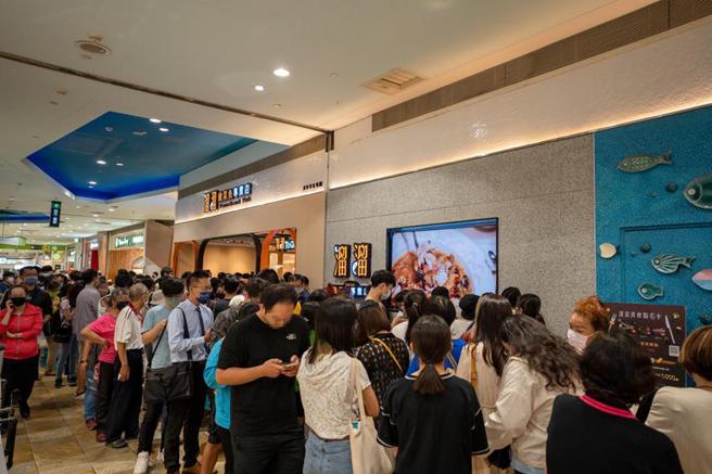 「溜溜 酸菜鱼专卖店」插旗高雄梦时代，一早即吸引人潮排队。（图／汉来美食提供）