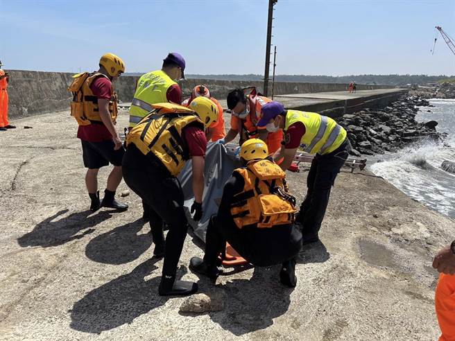台中高美溼地日前发生落水意外3名移工失联，桃园永安渔港今日有民眾发现2具男性浮尸，已确认身分就是在台中失踪的2名移工。（翻摄照片／蔡明亘桃园传真）