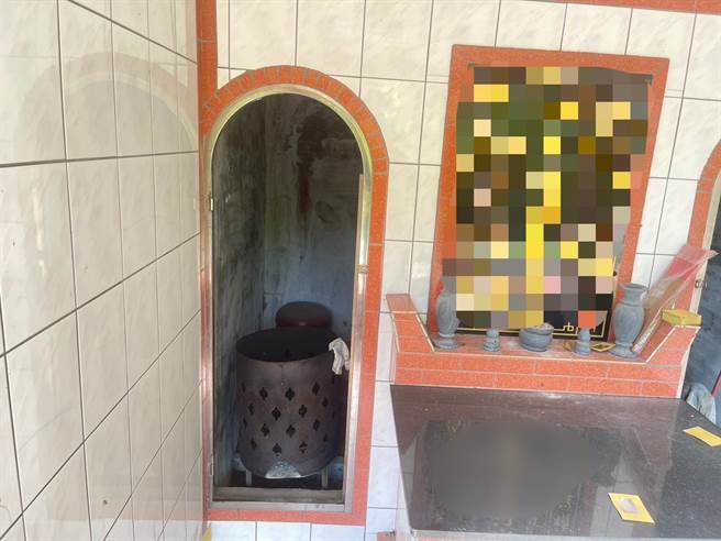 ▲有民眾发现其在南荣公墓家族式纳骨塔的白铁门疑似遭窃，立即通报警方协助逮人。（基隆市警察局提供／徐佑升基隆传真）