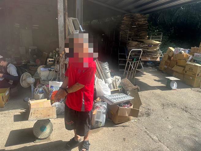 ▲陈姓男子遭逮时还被起出毒品注射针头，偷窃之白铁门已全数遭变卖。图为陈男指认变卖情形。（基隆市警察局提供／徐佑升基隆传真）