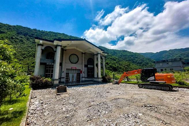 陳俊宇位於員山鄉的農舍被爆料違規使用，陳已拆除前院填土等設施。（李忠一攝）