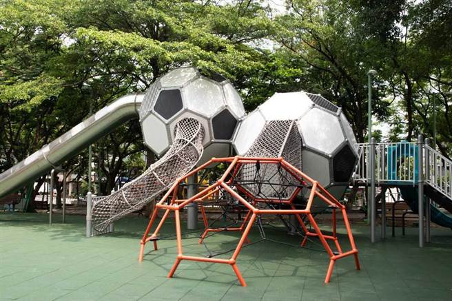 高達4.9公尺的足球造型滑梯在新莊體育園區當中十分吸睛。（體育處提供）