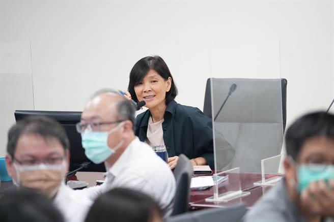 高市府环保局6日召开「AI智慧工厂座谈会」，钢铁、石化企业分享以AI减少碳排放量的成果。（高市府环保局提供／洪浩轩高雄传真）