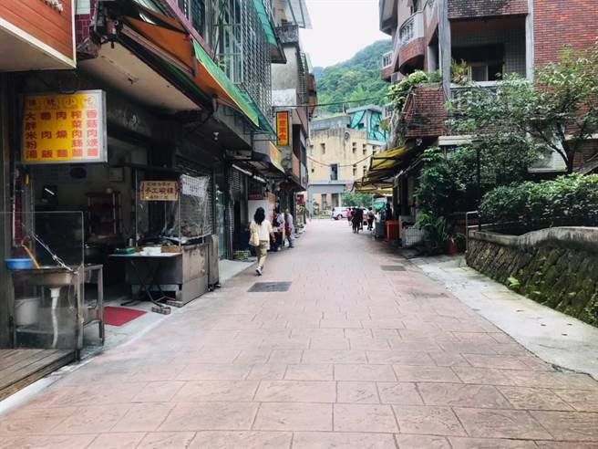 为了配合设置行人徒步区，石碇老街里的商家自动调整店面营业范围。（石碇区公所提供）