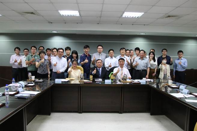 高雄地检署7月6日召开「111年地方公职人员选举查察检讨与策进会议」，检察总长邢泰钊亲自与会，并慰勉高雄地检署检察官侦办去年九合一公职人员选举查察辛劳。（最高检提供）