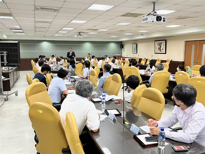 高雄地检署7月6日召开「111年地方公职人员选举查察检讨与策进会议」，检察总长邢泰钊亲自与会，并慰勉高雄地检署检察官侦办去年九合一公职人员选举查察辛劳。（最高检提供）