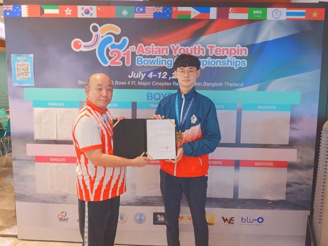 蓝少岗（右）。（中华队带队教练黄良吉提供）