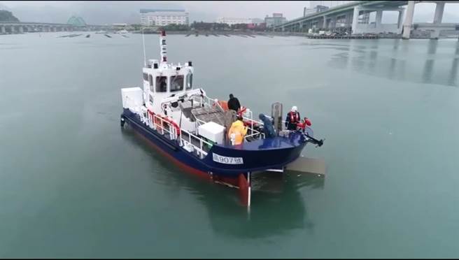 新型多功能清洁船于国外试船。（翻摄照片／高雄洪靖宜传真）