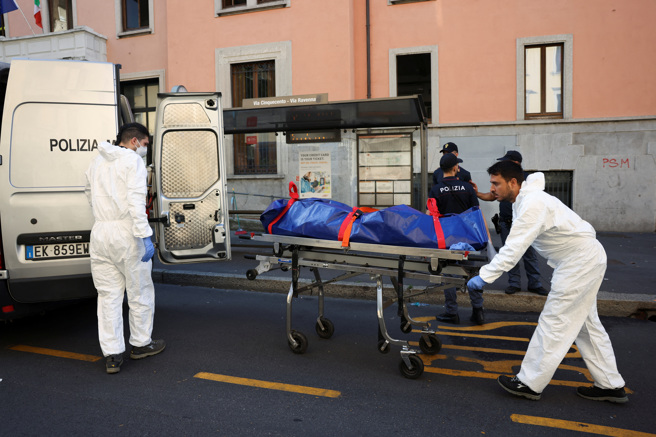 2023年7月7日，义大利米兰的一家养老院发生火灾后，急救人员在现场运送一名受害者的遗体。（路透社）