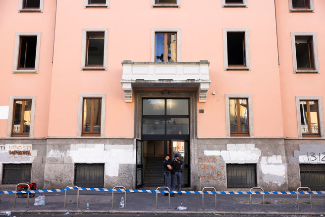 2023年7月7日，义大利米兰的一家养老院发生火灾后，警察在现场工作。（路透社）