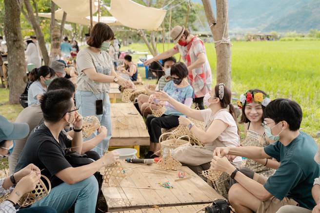 「美學家屋」的傳統織布，學習如何編織情人袋。（花東縱谷處提供／王志偉花蓮傳真）