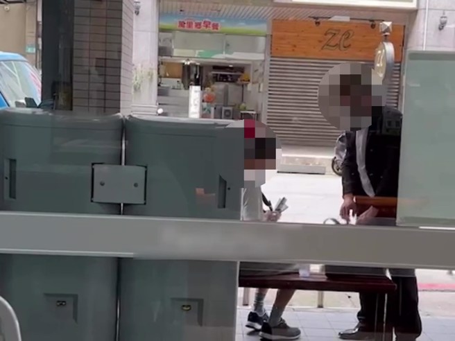 警方監控老翁與面交車手蔡嫌。（翻攝畫面）