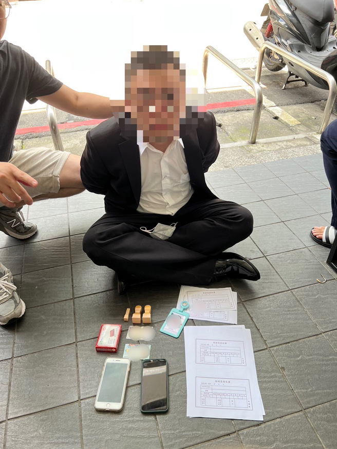 警方逮捕面交車手蔡嫌。（翻攝畫面）