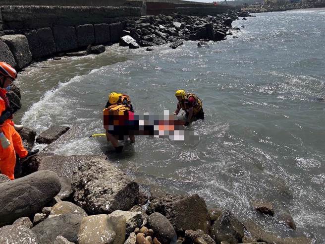 台中高美溼地日前发生落水意外3名移工失联，桃园永安渔港今日有民眾发现2具男性浮尸，已确认身分就是在台中失踪的2名移工。（翻摄照片／蔡明亘桃园传真）