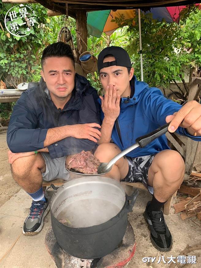 班傑（左）、潘君侖品嚐限定美味料理臭肉。（八大提供）