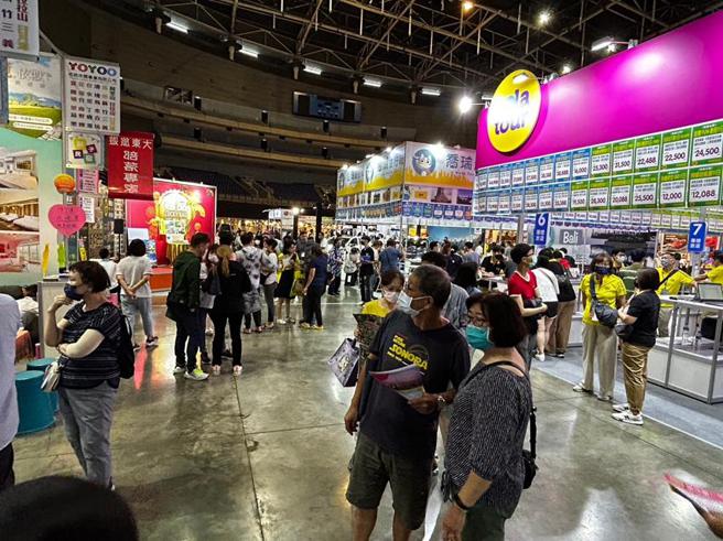 2023高雄夏季旅游暨伴手礼展7日开展，吸引民眾进场捡便宜。（图／顏瑞田）