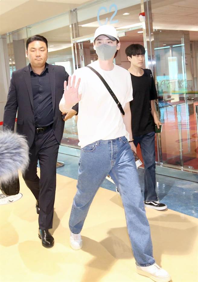 李锺硕亲民地向摄影记者挥手。（范扬光摄）