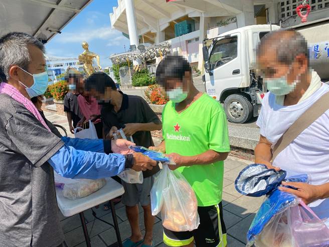 高雄市社會局啟動高溫關懷服務，發放涼感衣予街友避暑。（高雄市社會局提供／林雅惠傳真）