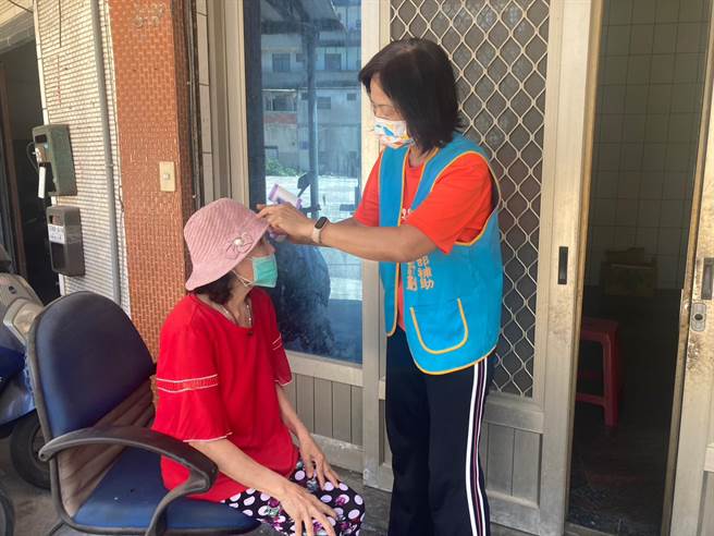 獨居老人關懷訪視。（高雄市社會局提供／林雅惠傳真）