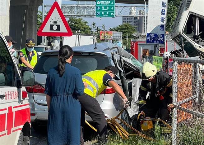 范姓女子驾驶休旅车载全家人出游，行经名间乡员集路先遭后车追撞至对向，惨遭行驶间砂石车拦腰撞上，造成全家1死3伤。（南投县议员林儒旸提供／杨静茹南投传真）