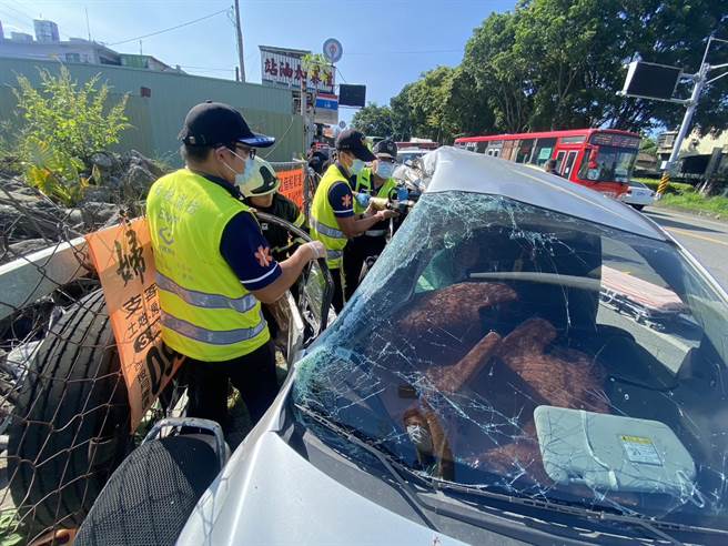 休旅车右侧乘客首当其衝，因车体变形受困车内，消防员利用油压剪破坏车体展开救援。（民眾提供／杨静茹南投传真）