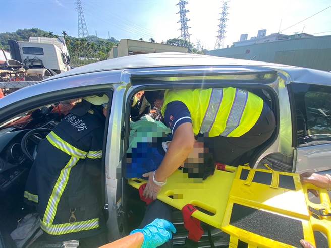 消防员协助休旅车副驾驶座男子脱困送医，他因腿部开放性骨折住院治疗，坐在其后方大儿子则伤重不治。（民眾提供／杨静茹南投传真）
