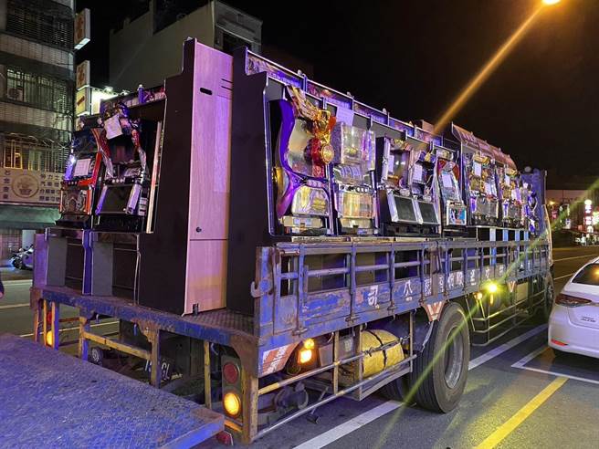 屏东市民生路上一家知名有照电玩店涉嫌现金赌博，检警6日场查扣120台机台、110余万元代币，并带回41人，讯后依赌博罪嫌送办。（警方提供／谢佳潾屏东传真）