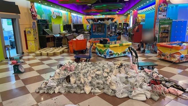 屏东市民生路上一家知名有照电玩店涉嫌现金赌博，检警6日场查扣120台机台、110余万元代币，并带回41人，讯后依赌博罪嫌送办。（警方提供／谢佳潾屏东传真）