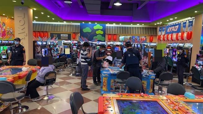 屏东市民生路上一家知名有照电玩店涉嫌现金赌博，检警6日场查扣120台机台、110余万元代币，并带回41人，讯后依赌博罪嫌送办。（警方提供／谢佳潾屏东传真）