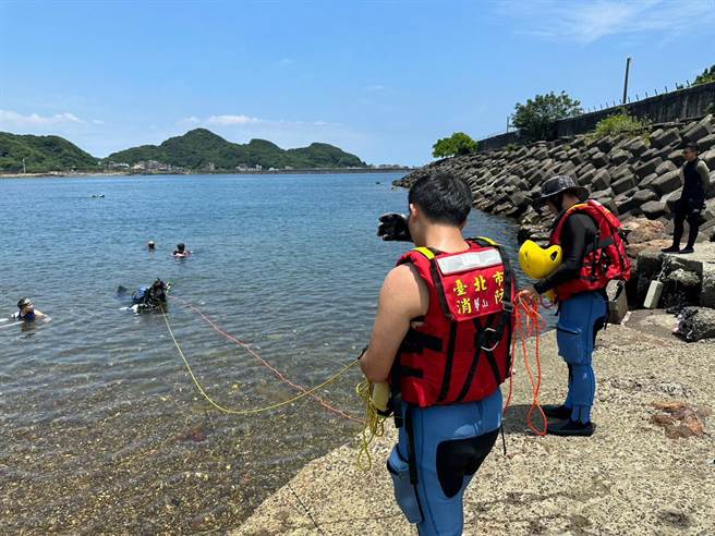 北市消防局今年已在青年公园游泳池及北海岸南雅渔港，完成65位潜水人员的公共安全潜水复训。(翻摄照片／林郁平台北传真）